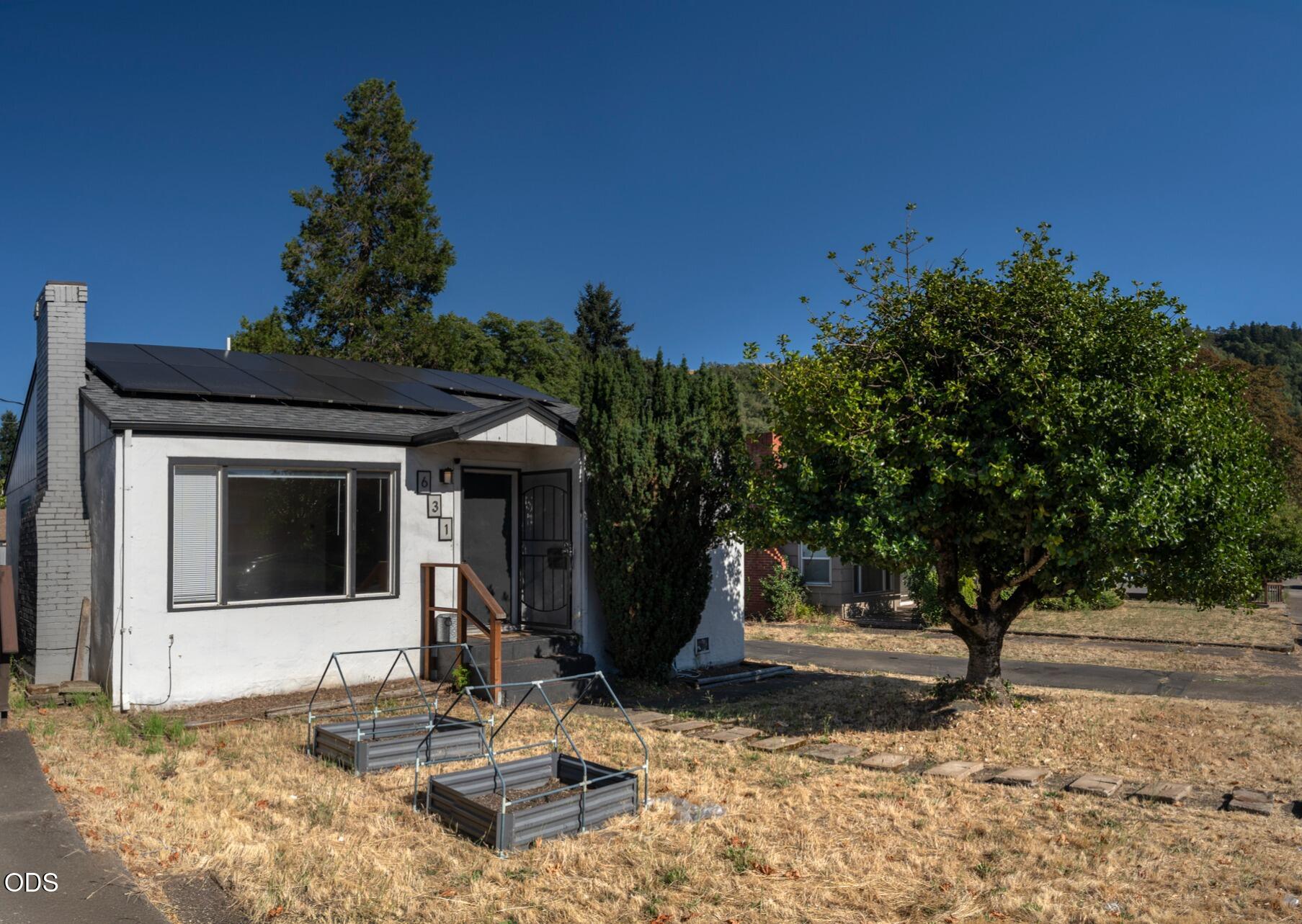 Photo 1 of 14 — 631 W Union Street, Roseburg, OR 97471