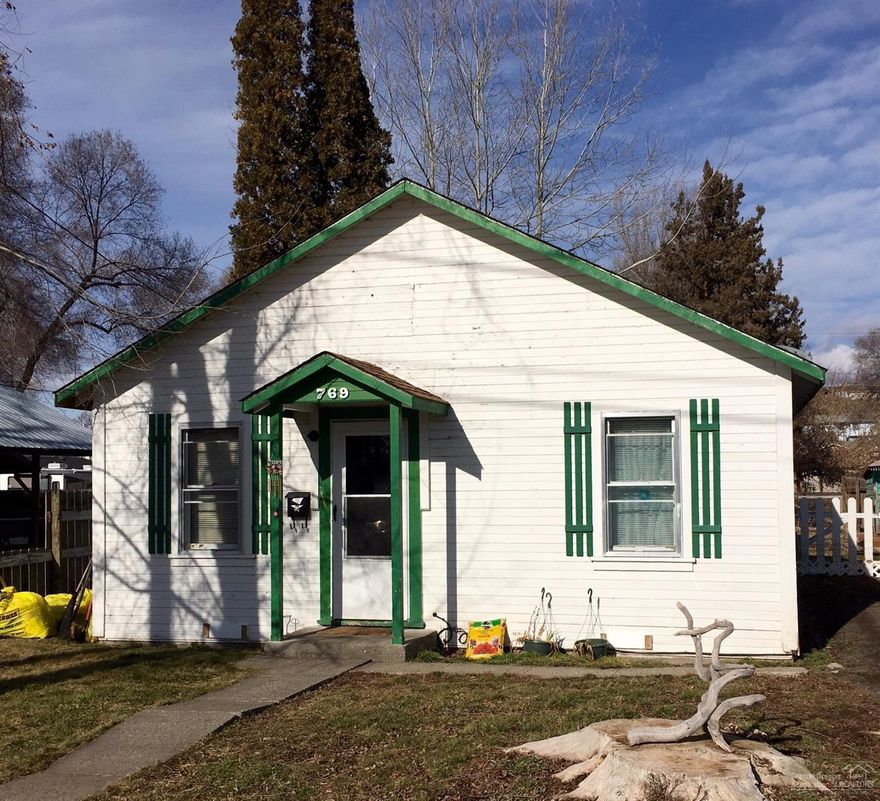 Cute starter home or investment property, short walk to Ochoco Creak Park. Nice sized fenced back yard with storage shed. Great neighborhood home needs TLC.
