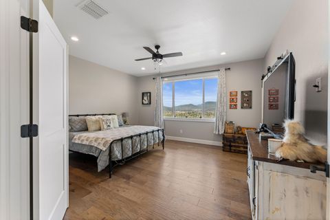 Tiny photo for 2357 Robertson Crst, Grants Pass, OR 97527 (MLS # 220216965)