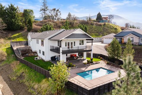 Tiny photo for 2357 Robertson Crst, Grants Pass, OR 97527 (MLS # 220216965)