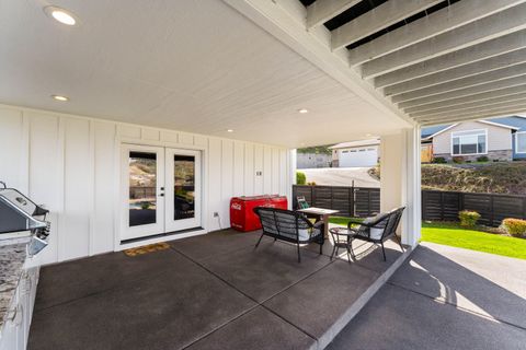 Tiny photo for 2357 Robertson Crst, Grants Pass, OR 97527 (MLS # 220216965)