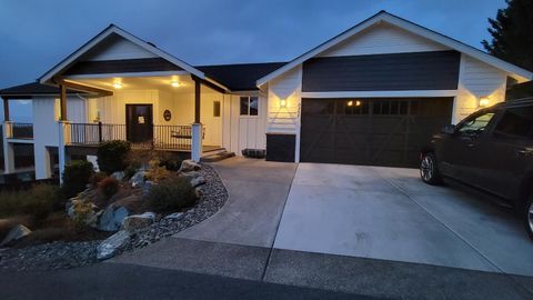 Photo of 2357 Robertson Crst, Grants Pass, OR 97527 (MLS # 220216965)