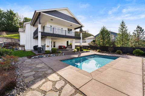 Tiny photo for 2357 Robertson Crst, Grants Pass, OR 97527 (MLS # 220216965)