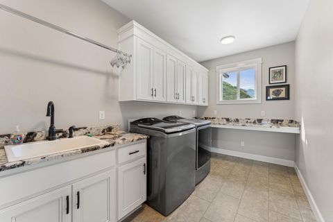 Tiny photo for 2357 Robertson Crst, Grants Pass, OR 97527 (MLS # 220216965)