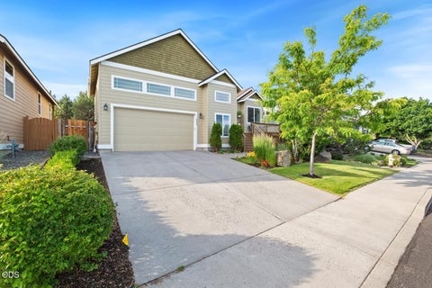 Tiny photo for 4022 SW Majestic Avenue, Redmond, OR 97756 (MLS # 220223968)