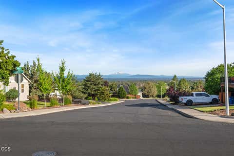 Tiny photo for 4022 SW Majestic Avenue, Redmond, OR 97756 (MLS # 220223968)