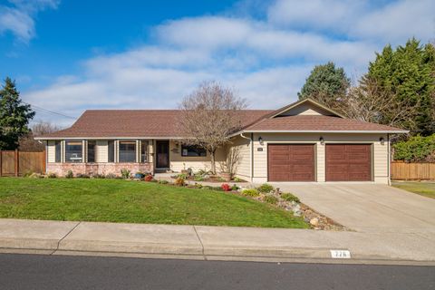 Photo of 776 Delsie Drive, Grants Pass, OR 97527 (MLS # 220217442)