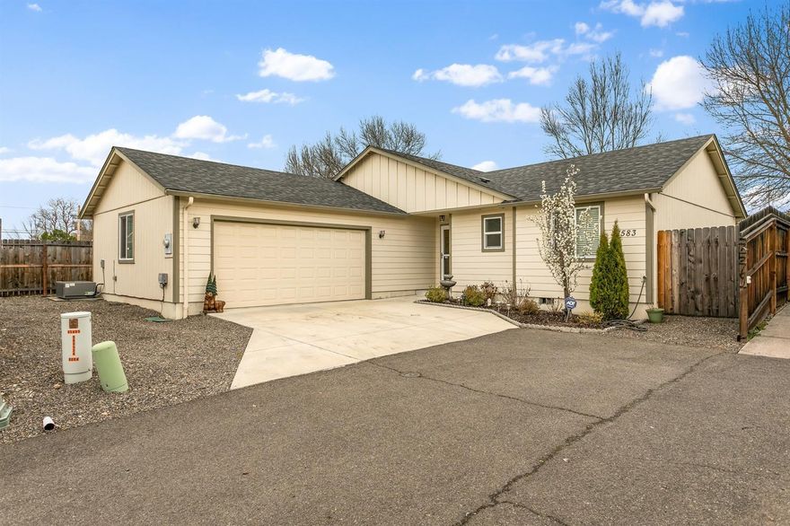 A great contemporary home with a beautiful open floor plan. There are vaulted ceilings in the great room, granite in the kitchen, good size bedrooms, large master suite with an over sized walk-in closet. Easy to maintain yard, fully fenced with side trailer or small RV parking. A fabulous home in a nice newer neighborhood. A must tour home!