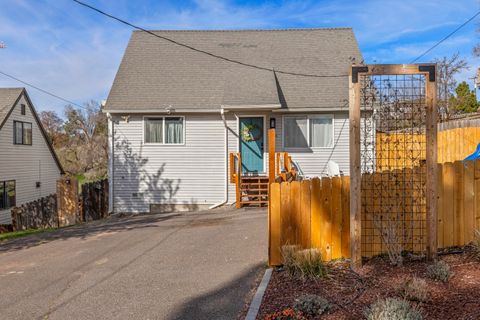 Photo of 2030 Sargent Avenue, Klamath Falls, OR 97601 (MLS # 220217697)