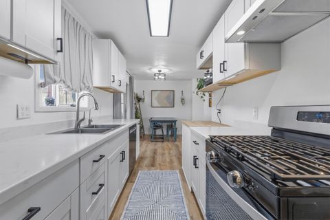 Tiny photo for 2030 Sargent Avenue, Klamath Falls, OR 97601 (MLS # 220217697)