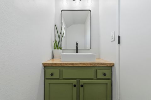 Tiny photo for 2030 Sargent Avenue, Klamath Falls, OR 97601 (MLS # 220217697)