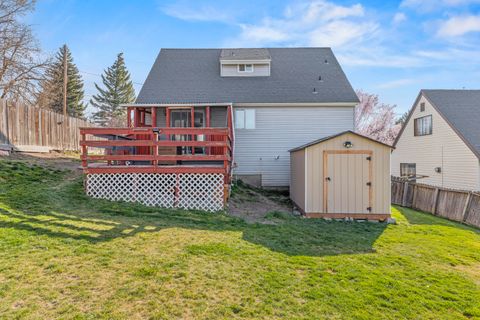 Tiny photo for 2030 Sargent Avenue, Klamath Falls, OR 97601 (MLS # 220217697)