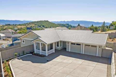 Photo of 5615 Autumn Park Drive, Medford, OR 97504 (MLS # 220222723)