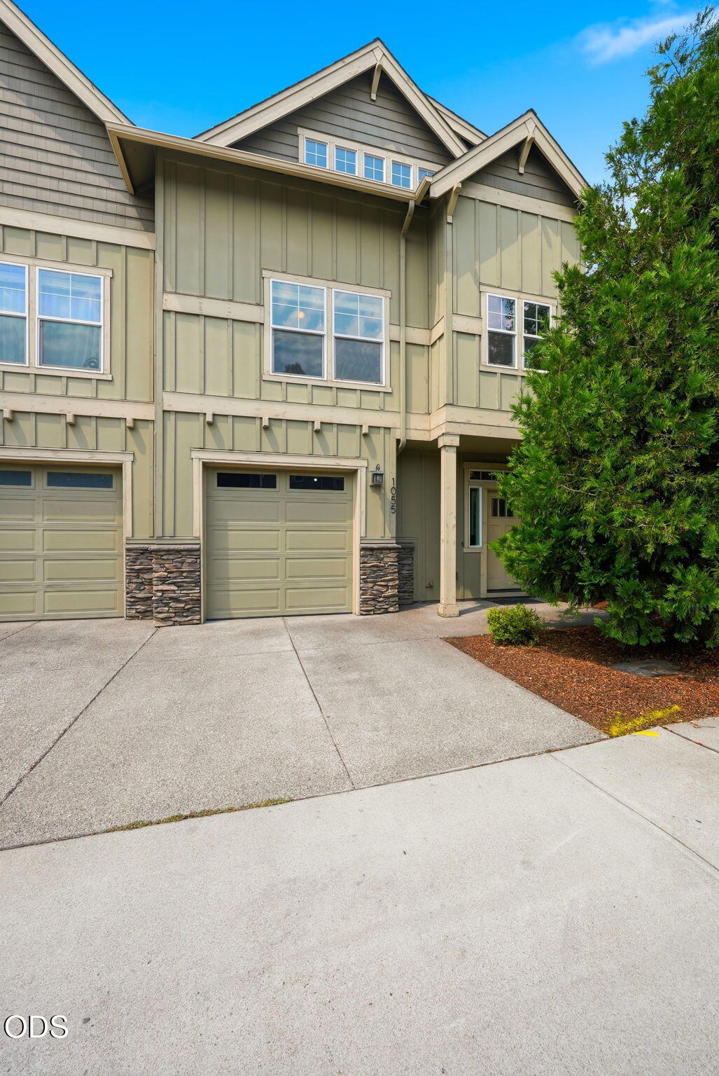 1055 SE Leonel Lane