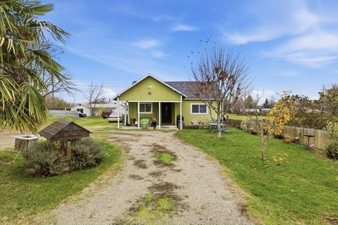 Photo of 1129 Pinecroft Avenue, Medford, OR 97501 (MLS # 220215601)