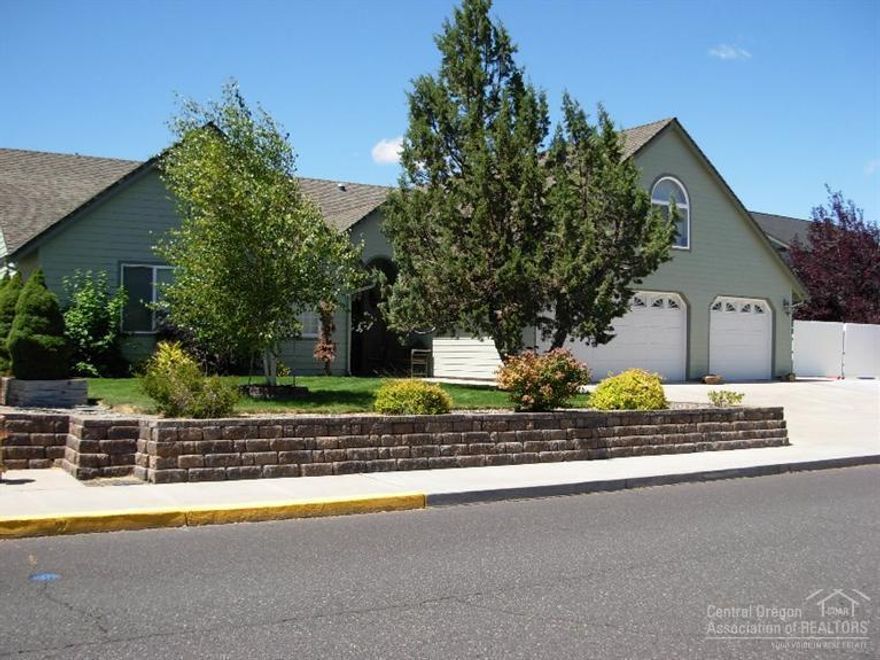 Cascade Mountain views come with custom home big enough for the whole gang. 1440sq.ft. tandem garage. Cooks kitchen w/large island, double oven & warming drawer, lower cabinets w/pullouts & high end appliances. Fireplace & furnace are natural gas. Heat pump for Air Conditioning only.