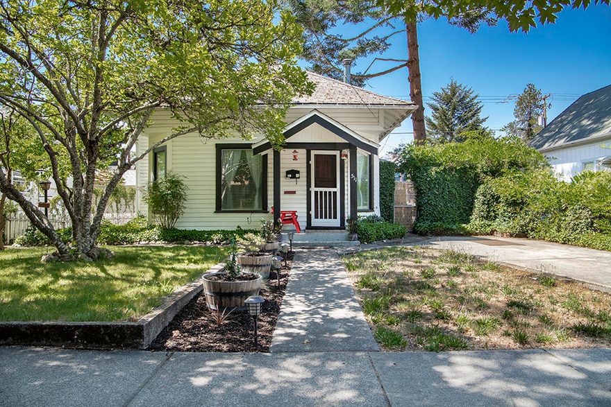 Fantastic investment opportunity! Fully rented out with long term tenants, single level duplex on 0.11 acres in the desirable Northwest Grants Pass area! This turn of the century property is full of charm and character. The total square footage of the units is 1426 square feet with an additional room that could be used as storage or an additional detached bedroom! This property is rented by good tenants, and currently at a 7.5% cap rate. Call for your tour today!