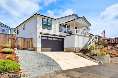 Photo of 1031 Ruby Meadows Drive, Eagle Point, OR 97524 (MLS # 220224639)