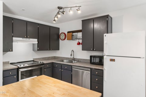 Photo of 1630 SE Tempest Drive #UNIT 10, Bend, OR 97702 (MLS # 220223666)