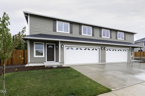 Photo of 151 SE Champagne Court, Grants Pass, OR 97527 (MLS # 220228490)