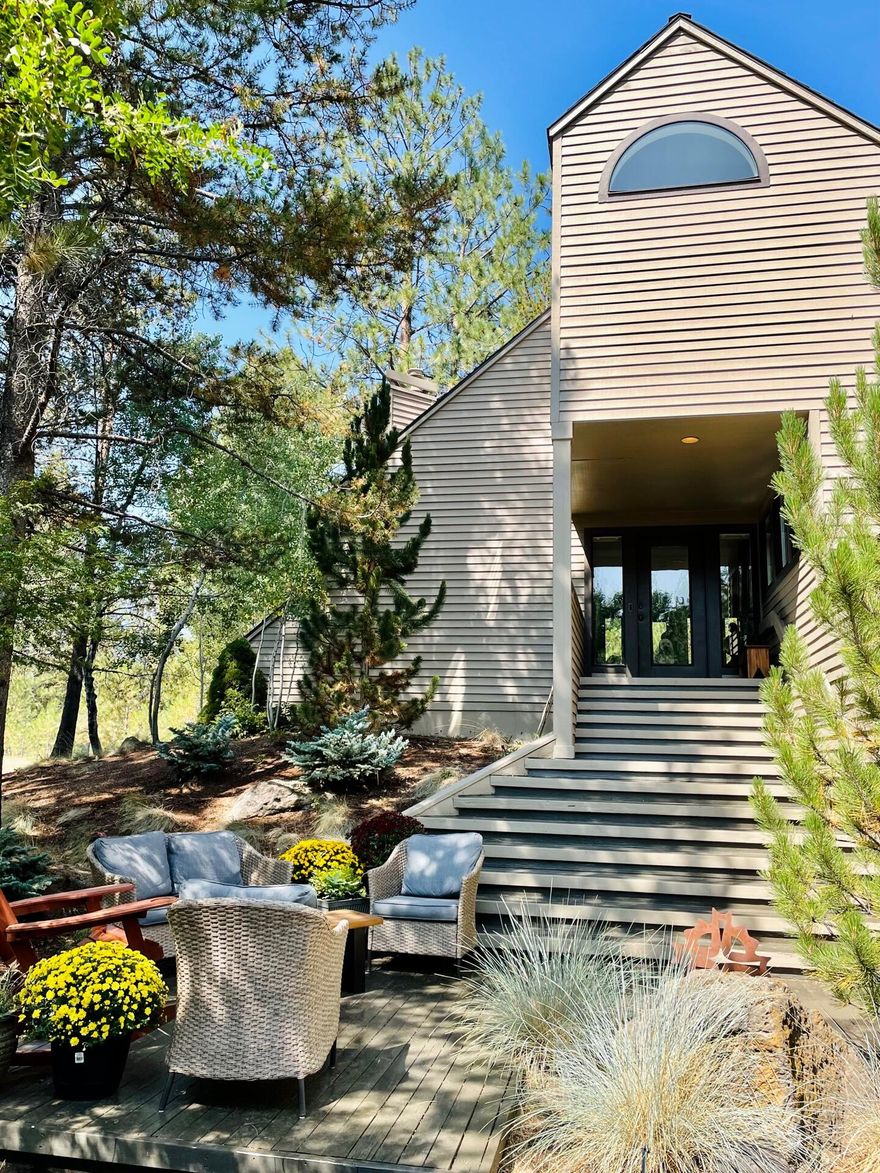 Stylish Sunriver home completely renovated, restyled and refreshed! Located on a quiet cul-de-sac, steps from Deschutes National Forest and the Deschutes River, this unique Sunriver home has multiple outdoor decks, open kitchen and tons of modern style. Kitchen boasts quartz
countertops, stainless appliances, sitting bar, gas cooktop, floating shelves and breakfast nook...a wonderful space to entertain friends and family. After a day of play you can escape to the charming reading nook, soak in the large hot tub or retreat to the upper level suite with vaulted ceiling, distant views and a spa-inspired
bathroom that includes soaking tub and tile surround shower with glass door. Don't miss the large storage area off the downstairs bedroom, plus more storage out back, under the rear deck. Large lot provides ample room for possible expansion. Peek-a-boo view of Mt Bachelor from upstairs suite!