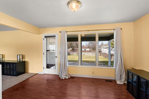 Tiny photo for 1124 Mt Pitt Avenue, Medford, OR 97501 (MLS # 220215212)