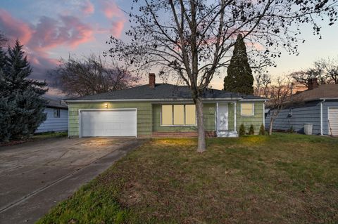 Tiny photo for 1124 Mt Pitt Avenue, Medford, OR 97501 (MLS # 220215212)