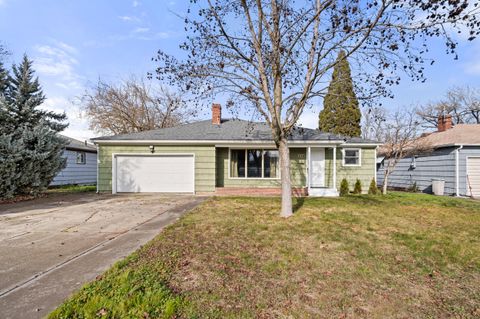 Photo of 1124 Mt Pitt Avenue, Medford, OR 97501 (MLS # 220215212)
