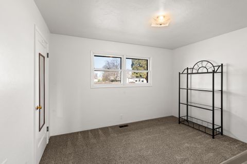 Tiny photo for 1124 Mt Pitt Avenue, Medford, OR 97501 (MLS # 220215212)