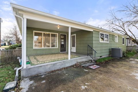 Tiny photo for 1124 Mt Pitt Avenue, Medford, OR 97501 (MLS # 220215212)