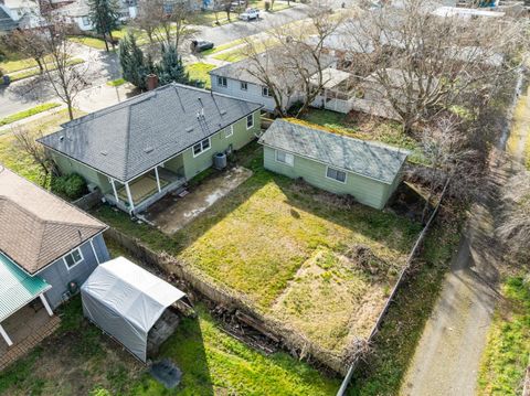 Tiny photo for 1124 Mt Pitt Avenue, Medford, OR 97501 (MLS # 220215212)