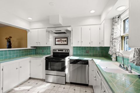 Tiny photo for 1124 Mt Pitt Avenue, Medford, OR 97501 (MLS # 220215212)