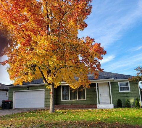 Tiny photo for 1124 Mt Pitt Avenue, Medford, OR 97501 (MLS # 220215212)