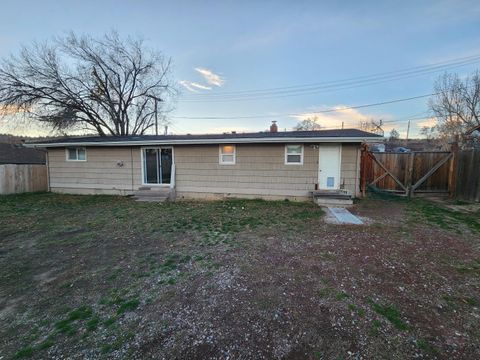 Tiny photo for 825 California Avenue, Klamath Falls, OR 97601 (MLS # 220212288)