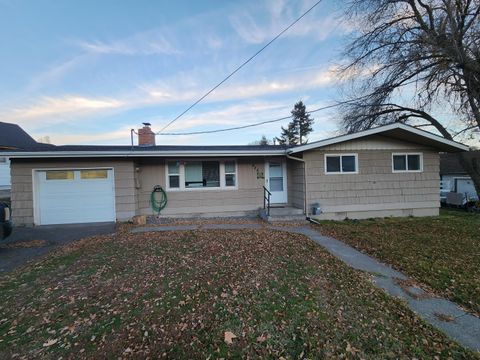 Photo of 825 California Avenue, Klamath Falls, OR 97601 (MLS # 220212288)