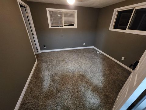 Tiny photo for 825 California Avenue, Klamath Falls, OR 97601 (MLS # 220212288)