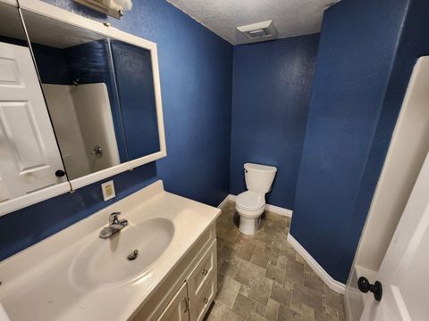 Tiny photo for 825 California Avenue, Klamath Falls, OR 97601 (MLS # 220212288)