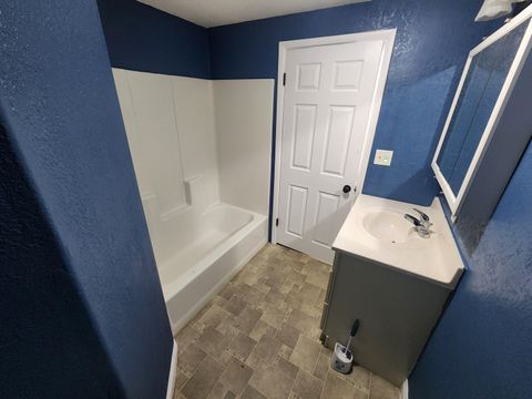 Tiny photo for 825 California Avenue, Klamath Falls, OR 97601 (MLS # 220212288)