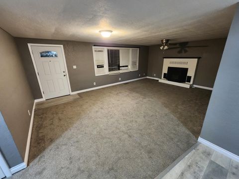 Tiny photo for 825 California Avenue, Klamath Falls, OR 97601 (MLS # 220212288)