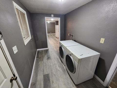 Tiny photo for 825 California Avenue, Klamath Falls, OR 97601 (MLS # 220212288)