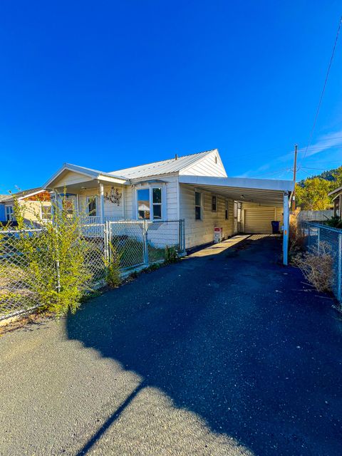 Tiny photo for 314 NW 3rd Avenue, John Day, OR 97845 (MLS # 220210799)