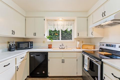 Tiny photo for 714 Brookside Circle, Rogue River, OR 97537 (MLS # 220217804)