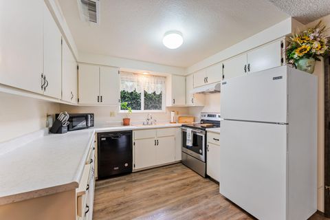 Tiny photo for 714 Brookside Circle, Rogue River, OR 97537 (MLS # 220217804)