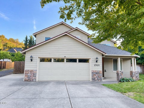 Photo of 1501 Summitridge Circle, Medford, OR 97504 (MLS # 220228934)