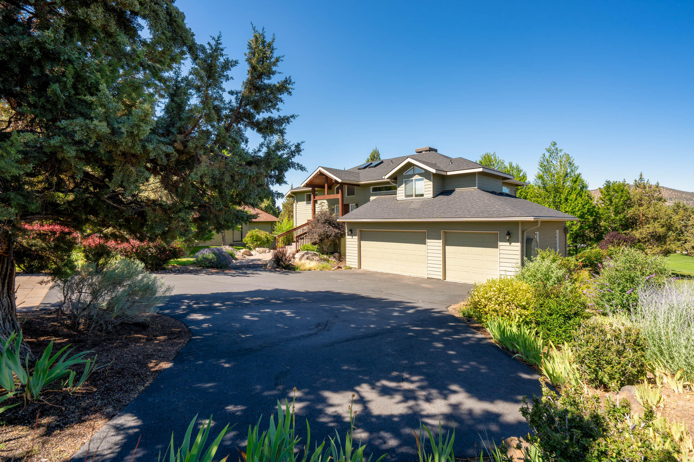 1927 Mountain Quail Drive