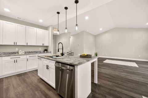 Tiny photo for 3129 Monaco Court, Medford, OR 97504 (MLS # 220212865)