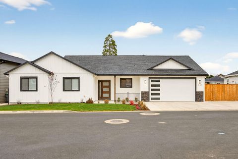 Photo of 3129 Monaco Court, Medford, OR 97504 (MLS # 220212865)