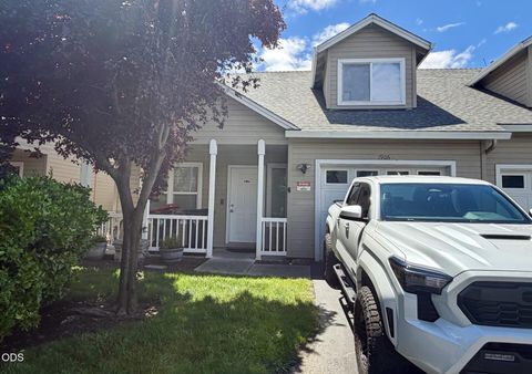Photo of 1906 Pebble Way, Medford, OR 97504 (MLS # 220222666)
