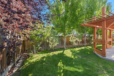 Tiny photo for 63336 NW Lavacrest Street, Bend, OR 97703 (MLS # 220212628)