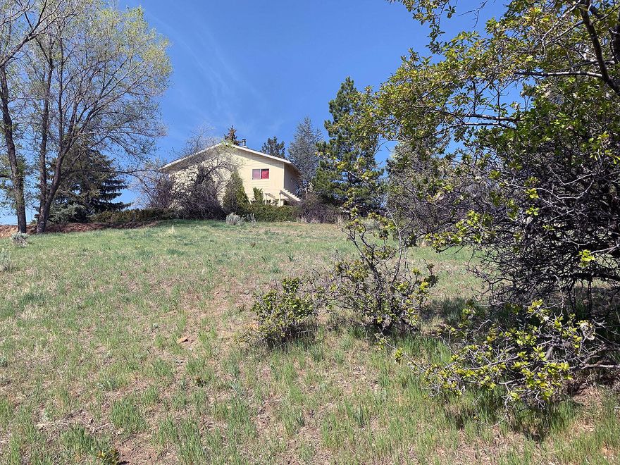 Come build your dream home on this attractive Nob Hill lot with a sloping terrain that allows  for elevated and unobstructed views of the Basin. This lot is surrounded by custom homes and is in a convenient Joction,close to OIT, Sky lakes  MedicalCenter, movie theater,and various eating establishments.